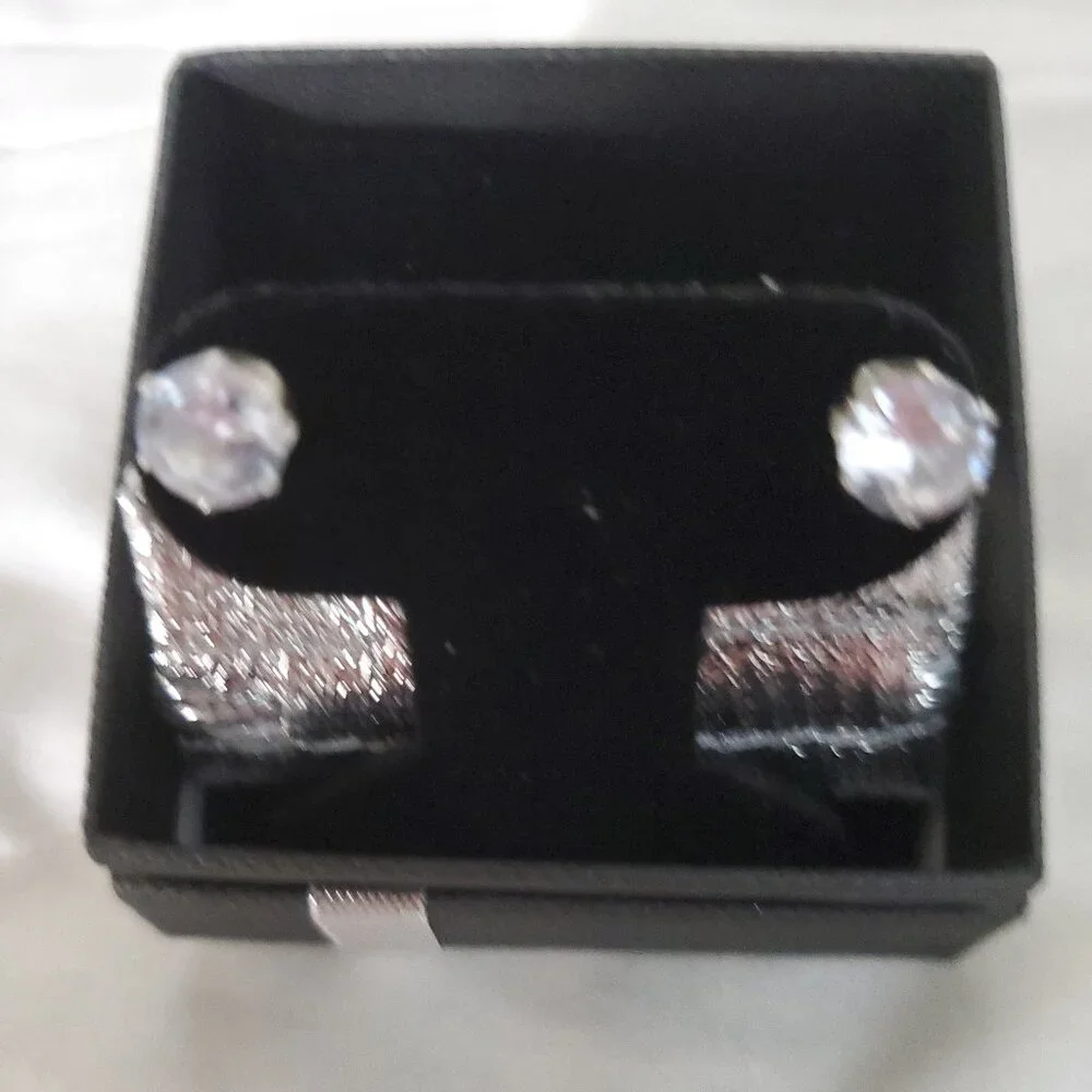 Beautiful stud earrings - Picture 4 of 4